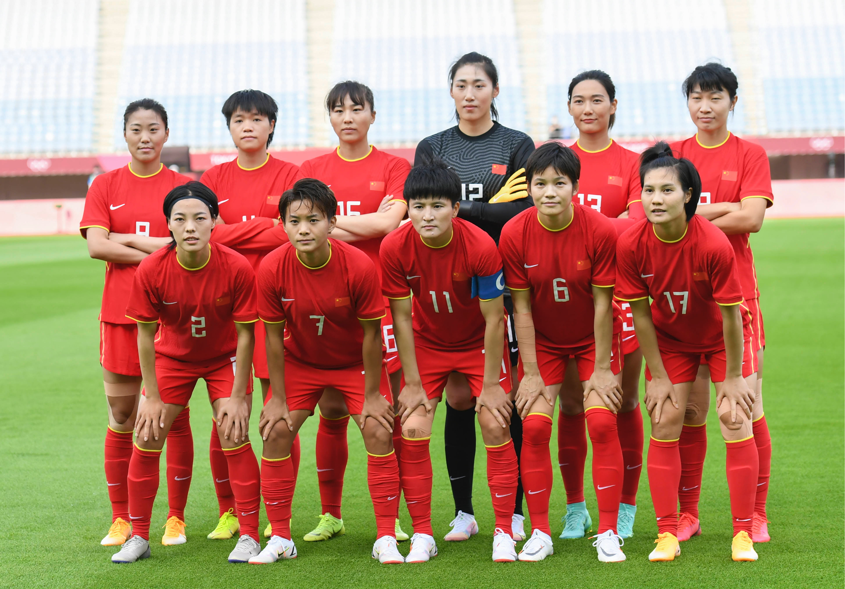 国家体育女子足球队备战决赛，备受关注并声援